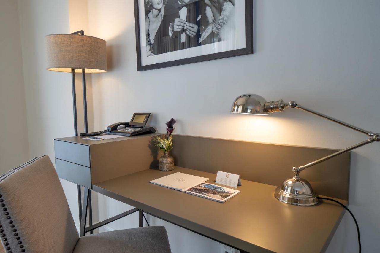 Vila Vita Rosenpark Marburg Zewnętrze zdjęcie A desk with a lamp
