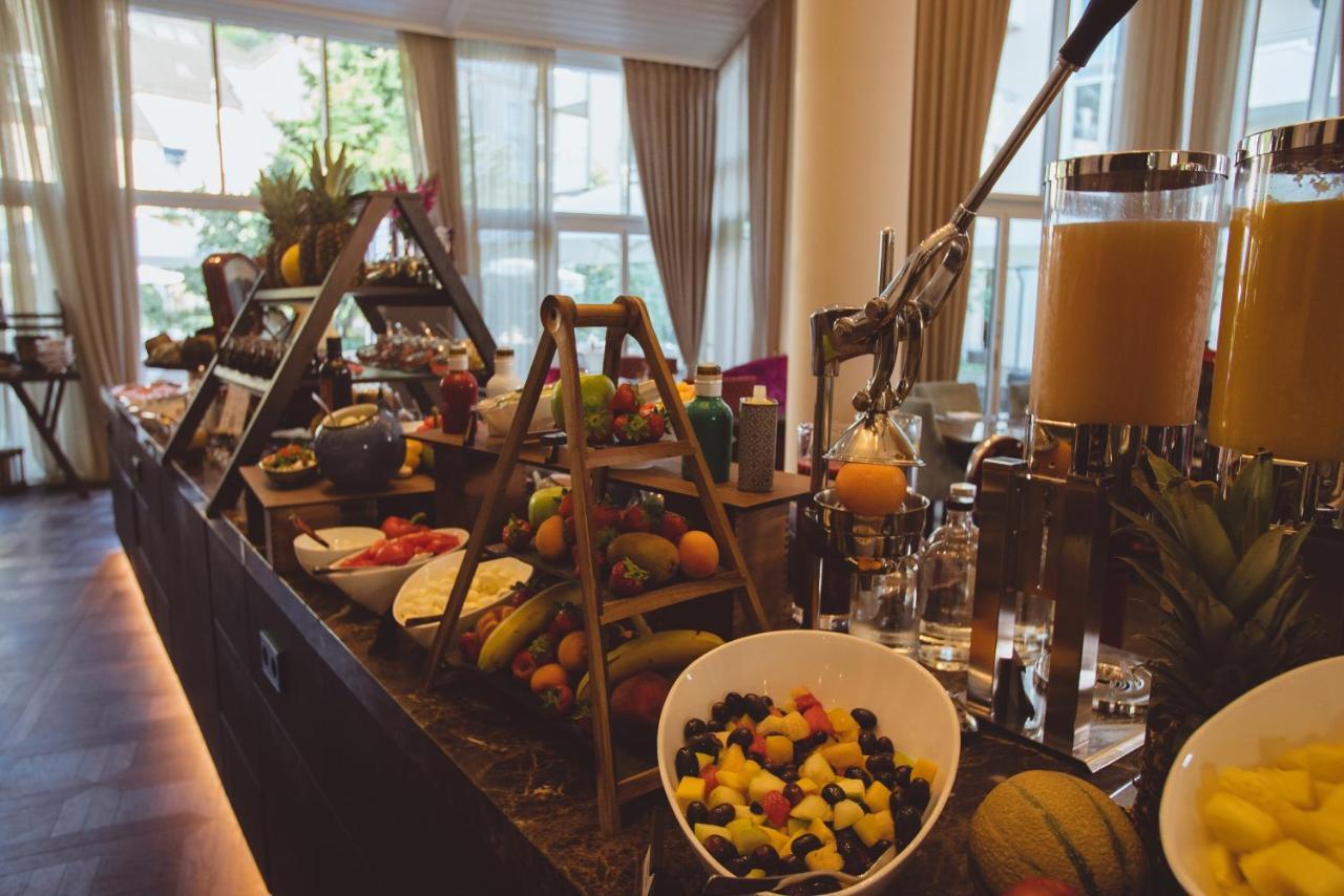Vila Vita Rosenpark Marburg Zewnętrze zdjęcie A fruit salad at a buffet