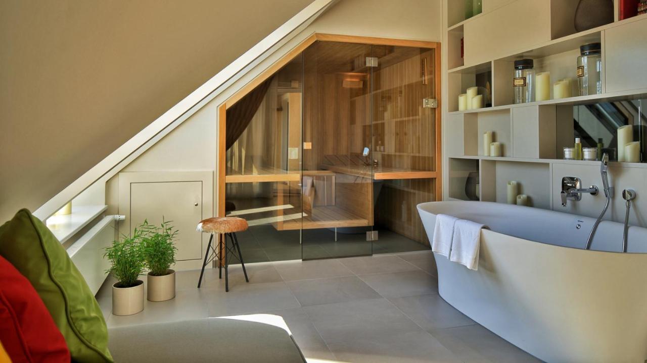 Vila Vita Rosenpark Marburg Zewnętrze zdjęcie A modern bathroom with a shower and a bathtub