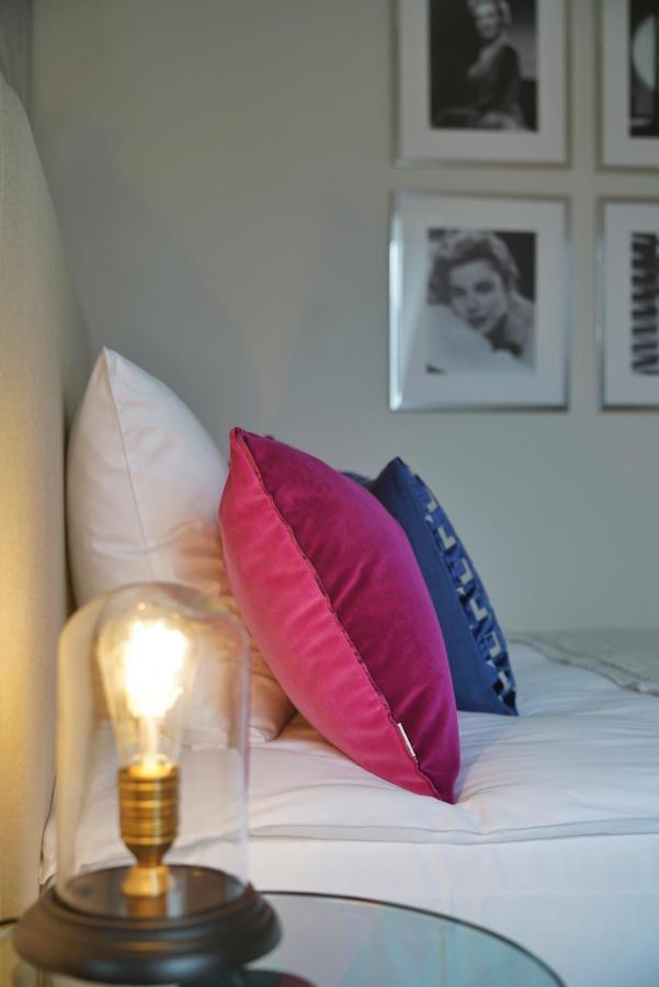 Vila Vita Rosenpark Marburg Zewnętrze zdjęcie Cushions on a bed